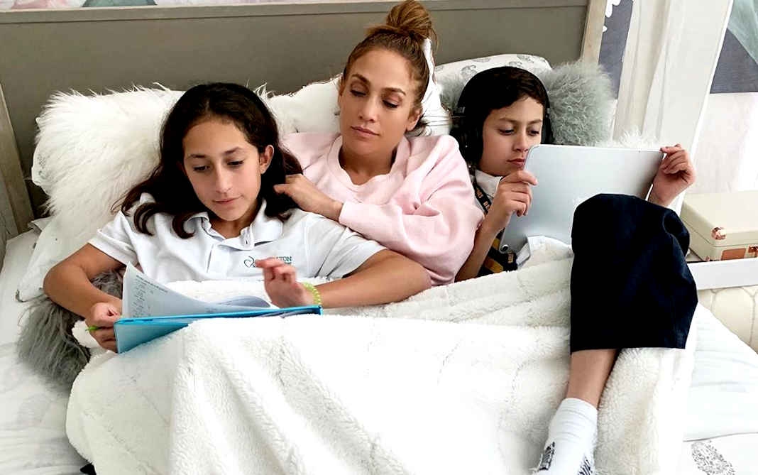 Filha de Jennifer Lopez aprende a orar com a babá e publica livro para inspirar crianças