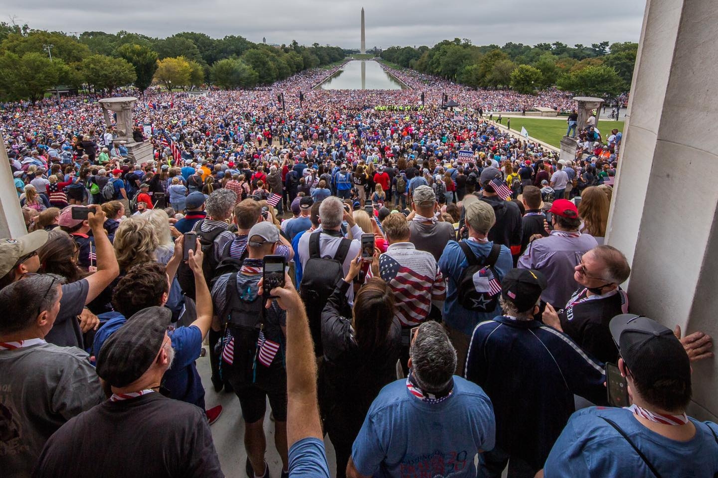 Milhares de pessoas vão a Washington para orar pela nação: “Precisamos de cura espiritual”