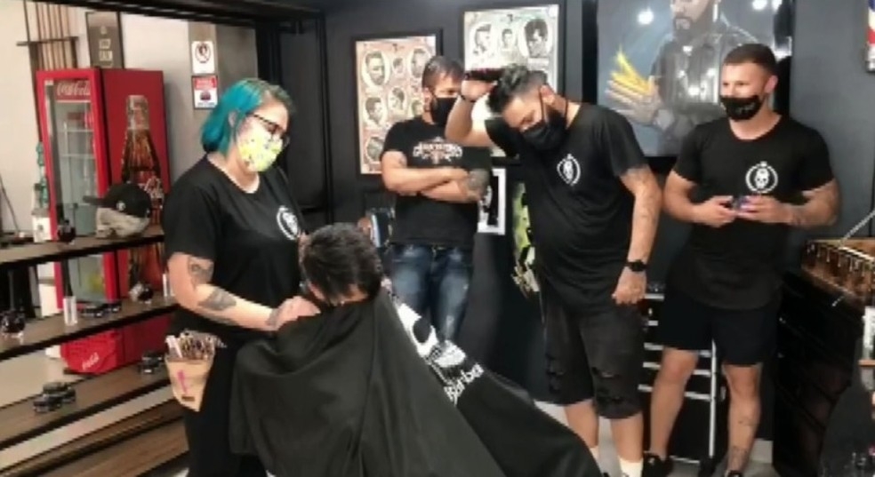 Barbeiros raspam a cabeça para apoiar cliente com câncer: “Deus tocou nosso coração”