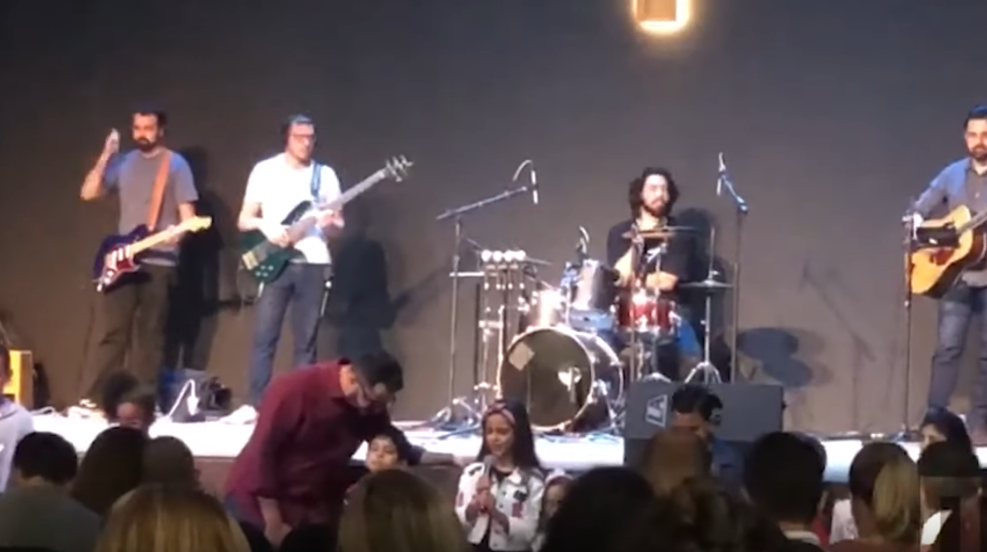 Filha de Luciano Camargo ora durante culto na igreja e emociona o cantor