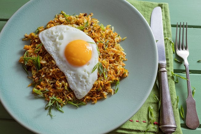 Arroz frito com cenoura e abobrinha