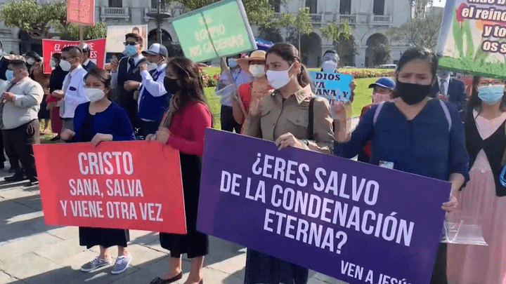 Após 7 meses de igrejas fechadas, cristãos vão às ruas do Peru para pedir reabertura
