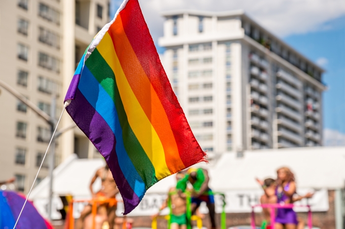 Estabelecimento que impedir beijo gay irá receber multa de até R$ 100 mil em Salvador