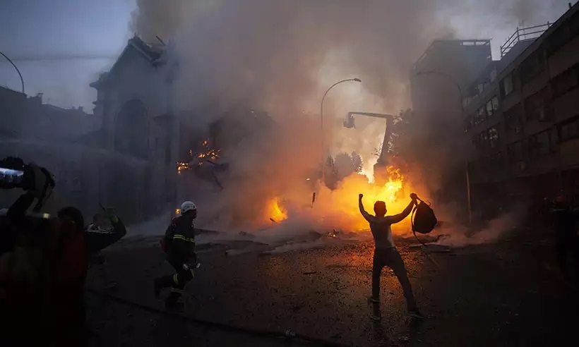 Manifestantes encapuzados incendeiam 2 igrejas durante protestos no Chile