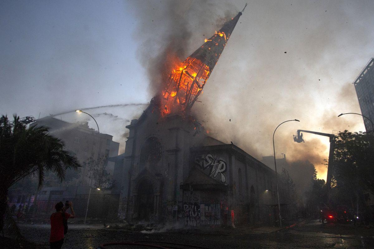 Políticos e líderes cristãos dizem que incêndio em igrejas no Chile é ato de ‘cristofobia’ 