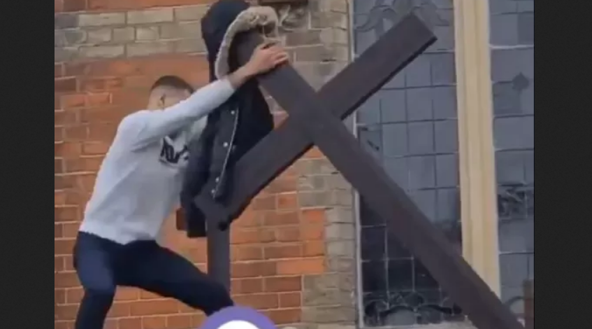 Homem é preso após arrancar cruz da fachada de igreja em Londres