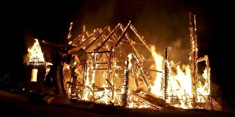 Pastor e esposa moram em tenda, após casa ser destruída por gangue em Bangladesh