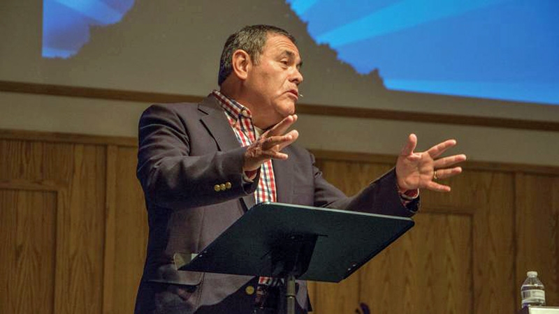 Pastor realiza reuniões de oração diariamente com sua igreja há 24 anos, nos EUA