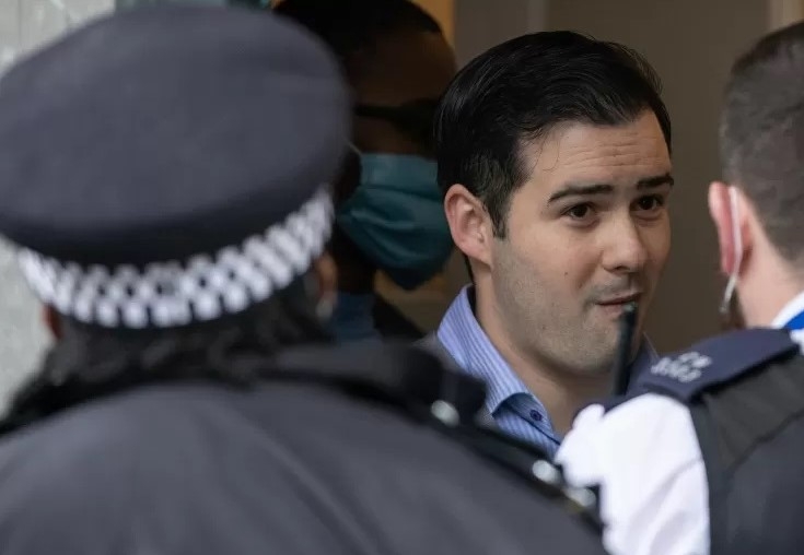 Polícia interrompe batismo em igreja por reunir 30 pessoas, na Inglaterra