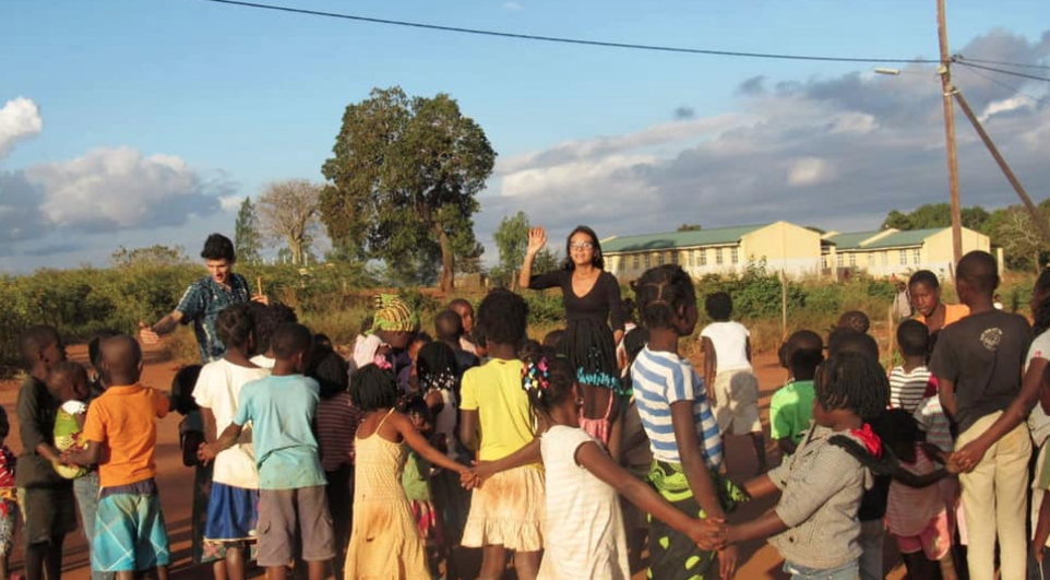 Jovem escuta voz de Deus em balada e se torna missionária: “Ele muda histórias”