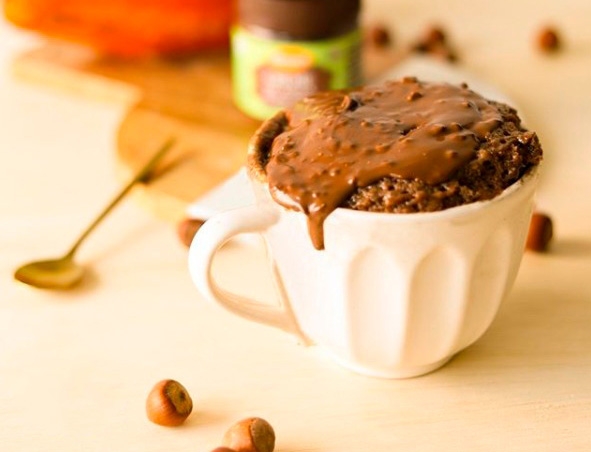 Bolo de chocolate de caneca sem açúcar
