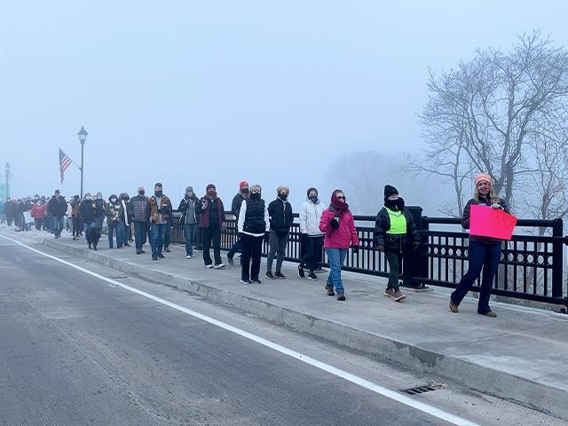 Adolescente lidera marcha de oração por sua cidade: “Deus me levou a fazer isso”