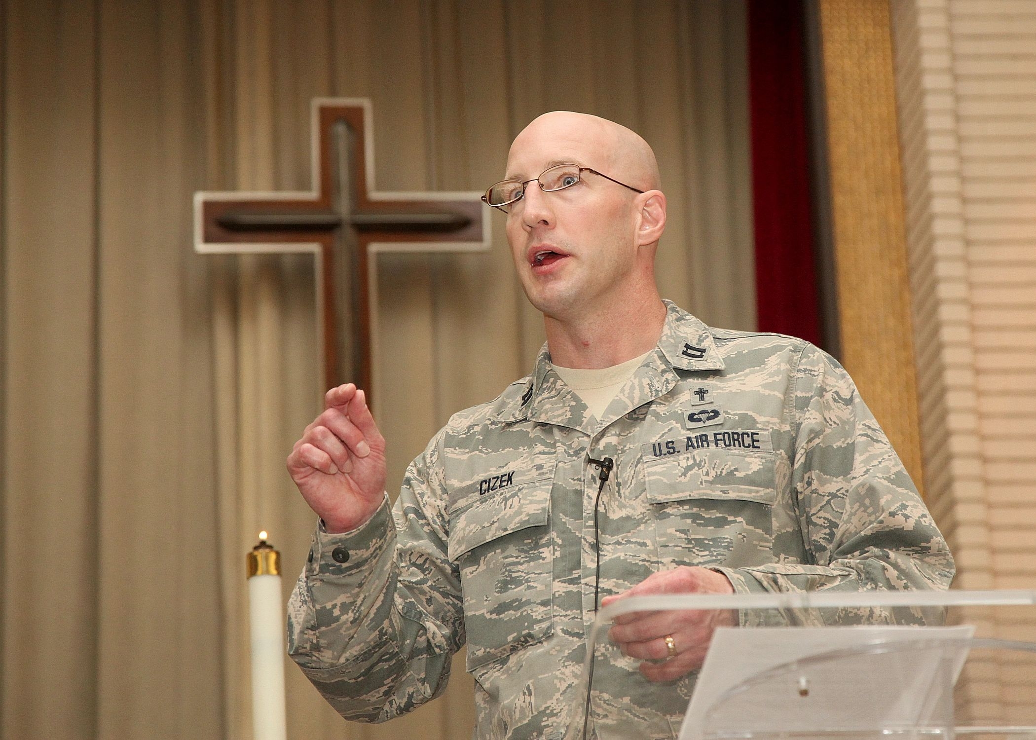 Capelão militar dos EUA é demitido por pregar visão bíblica sobre a homossexualidade