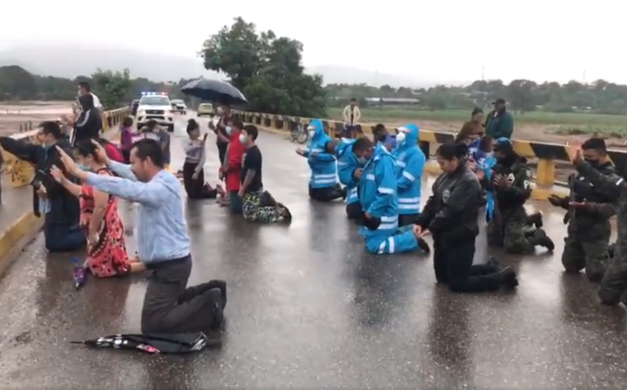 Policiais clamam a Deus com cristãos após furacão devastar Honduras
