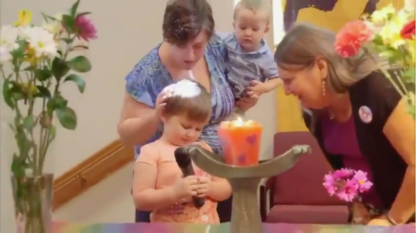 Documentário mostra adultos induzindo menino de 4 anos a anunciar identidade feminina