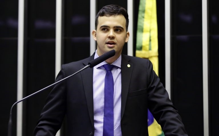 Deputado apresenta projeto de lei para proibir 'gênero neutro' em escolas do país