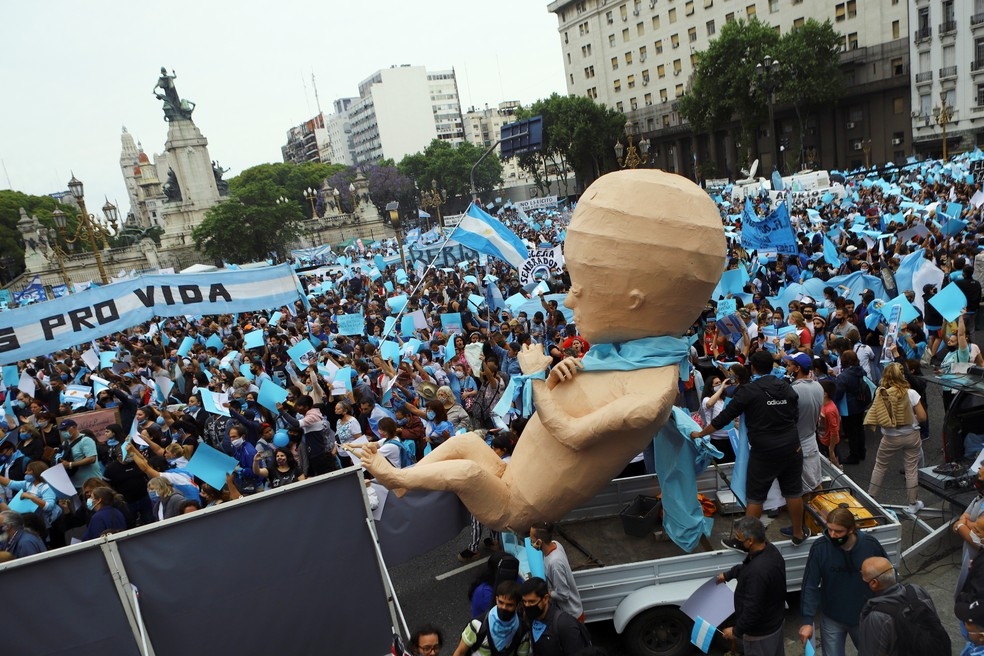 Milhares de pessoas protestam contra a legalização do aborto na Argentina