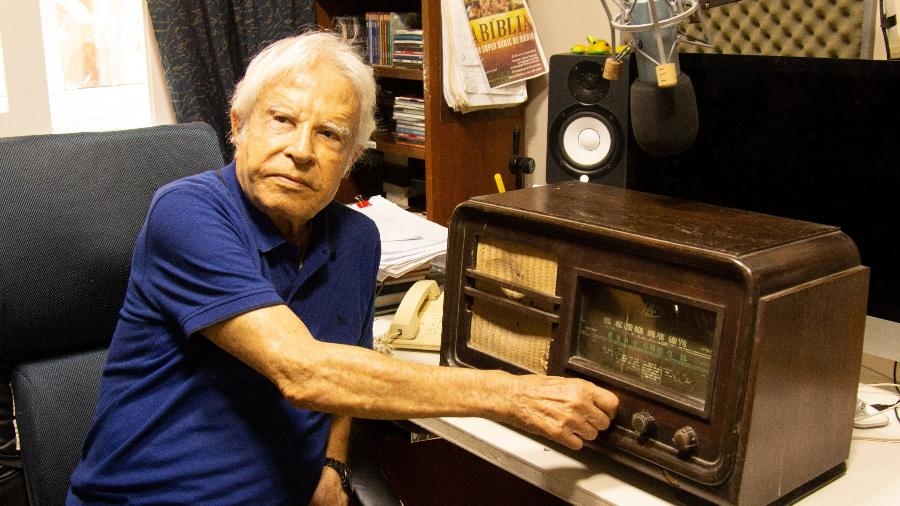 Aos 93 anos, Cid Moreira volta a fazer programa de rádio com mensagens da Bíblia