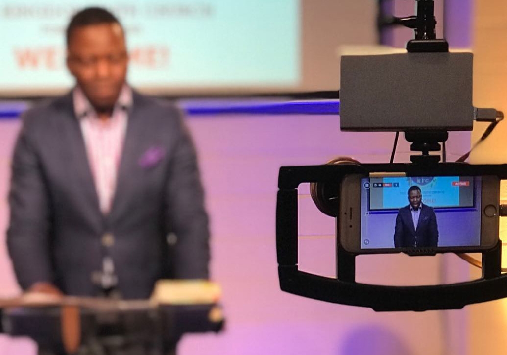 Policiais interrompem culto online no Reino Unido e pedem desculpas por ‘mal-entendido’