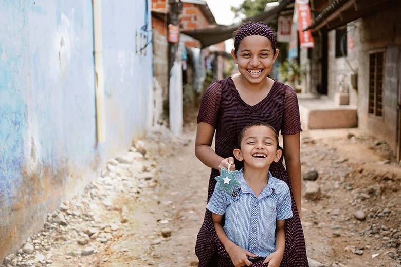 Menina de 12 anos testemunha sua fé onde pai foi assassinado: “Jesus nos ajuda a vencer”