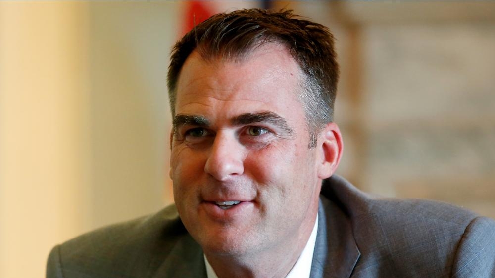 Governador de Oklahoma declara dia de oração e jejum contra surto de Covid-19