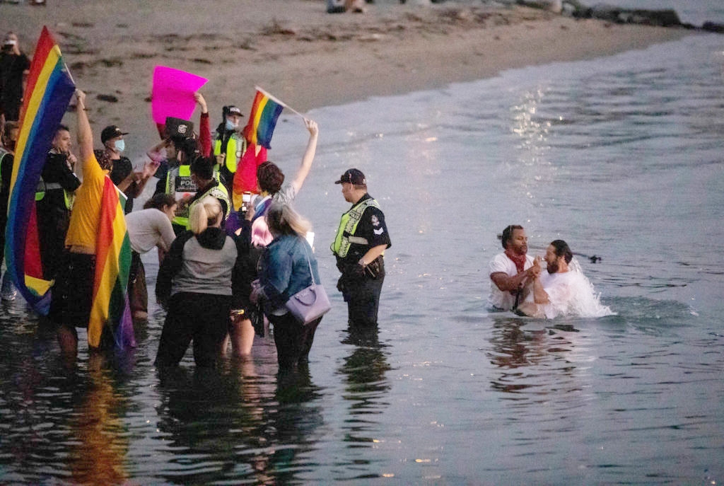 Pastor é hostilizado por ativistas LGBT durante batismos no Canadá