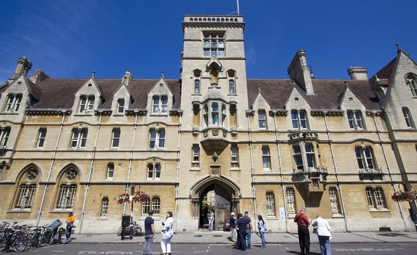 Ativista LGBT acusa universidade cristã de 'homofobia' por ensinar valores da Bíblia