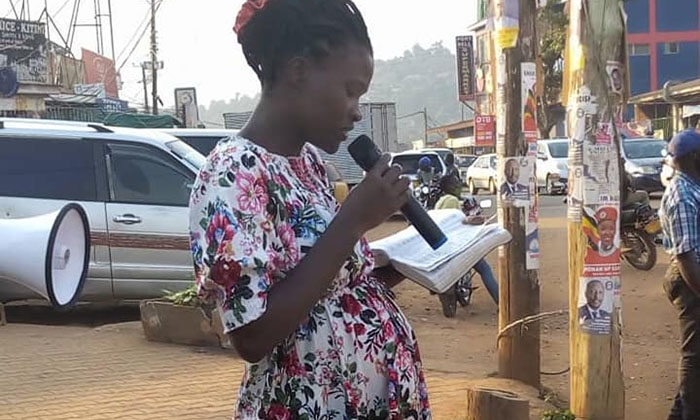 Mesmo grávida, evangelista prega nas ruas de Uganda: ‘Não temos desculpas’