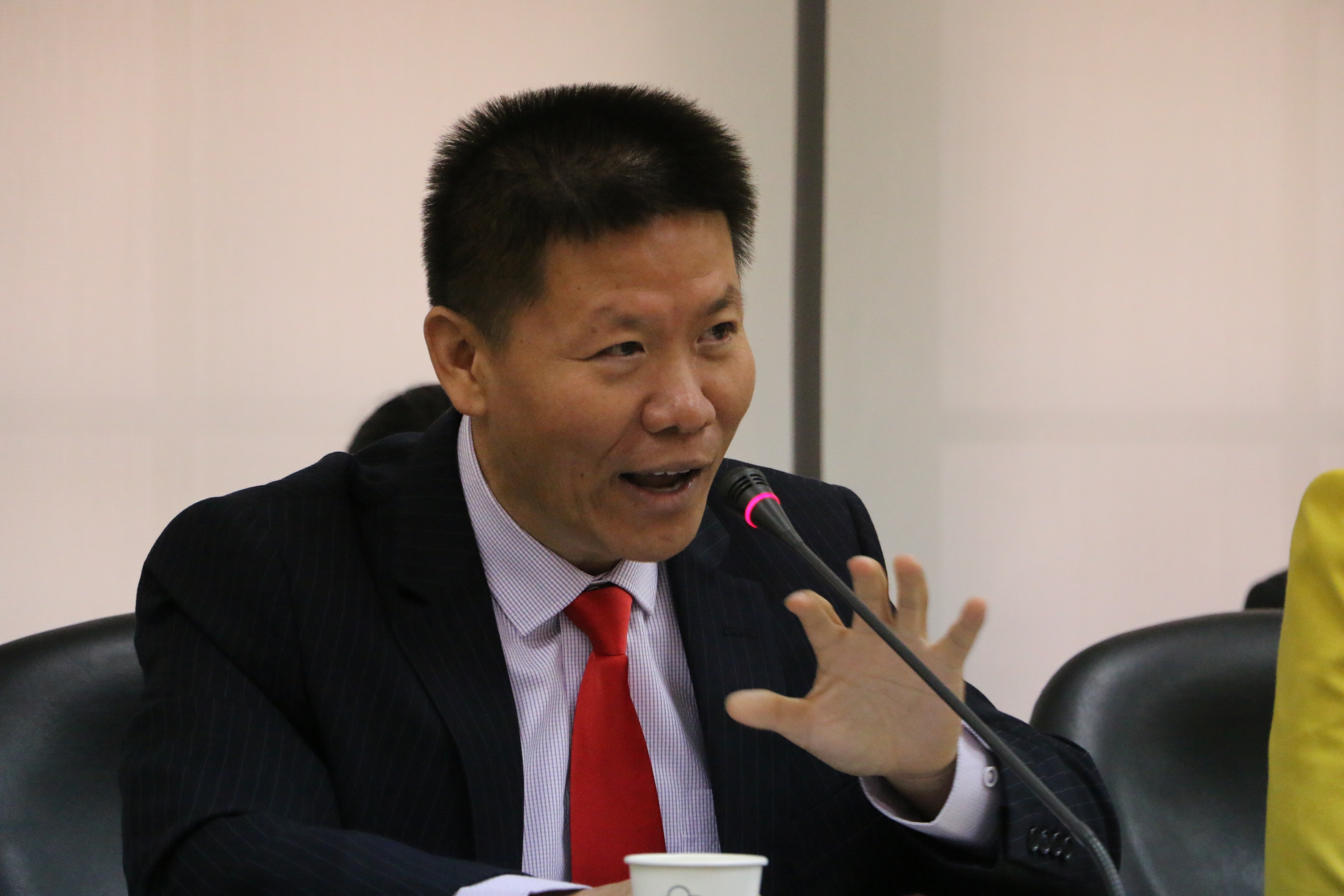 Mesmo morando nos EUA, pastor chinês que luta pela liberdade religiosa é ameaçado de morte