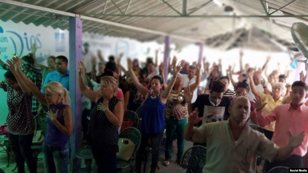 Cristãos são chantageados e apedrejados durante cultos, denuncia pastor cubano