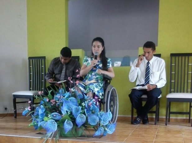 Mesmo na cadeira de rodas, jovem tetraplégica vira evangelista: “Isso me dá oportunidade”