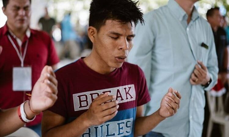 Estudante deixa drogas após ser evangelizado na escola e leva família para Jesus