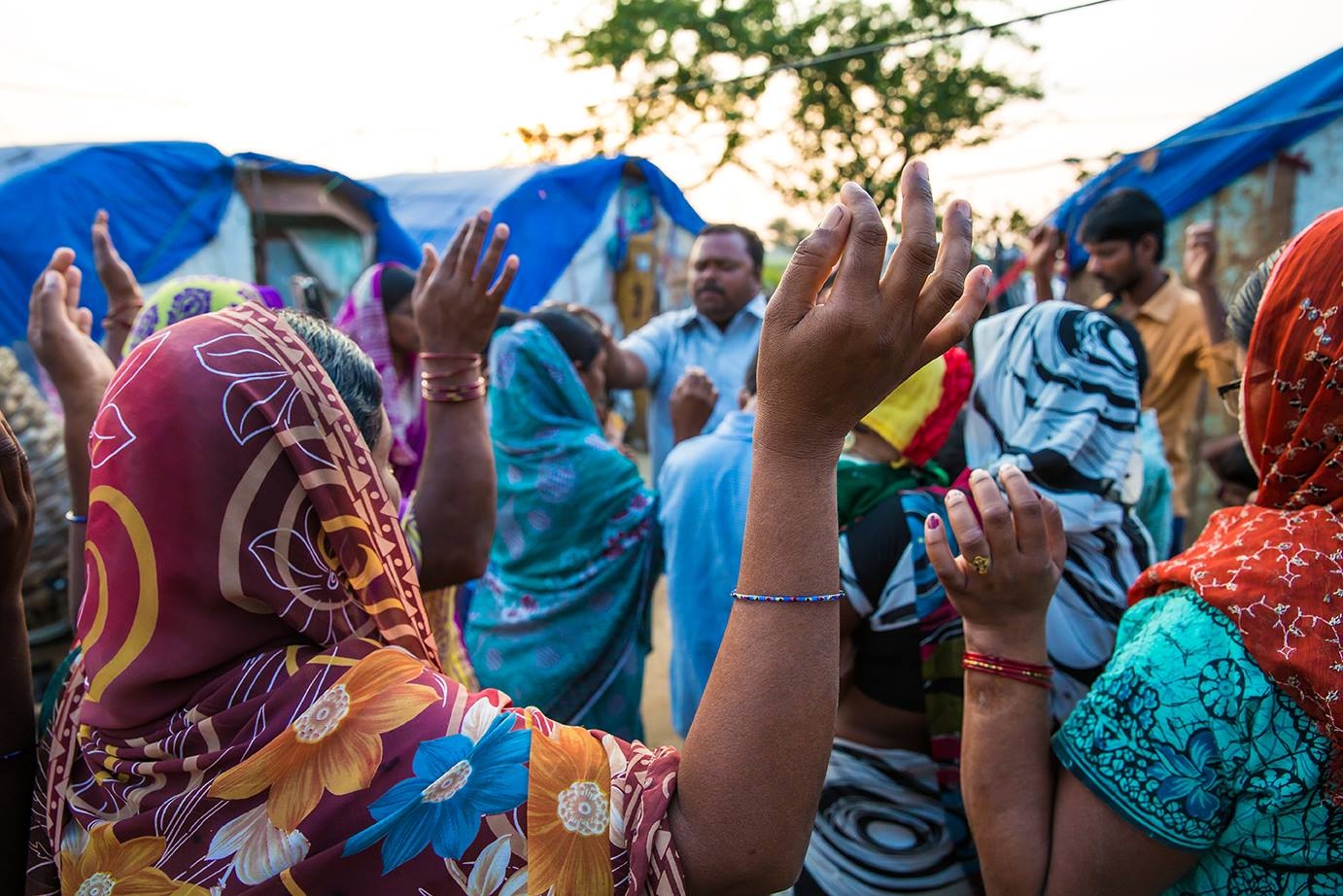 Igreja faz vigília de oração em frente à delegacia e pastor é solto da prisão, na Ásia