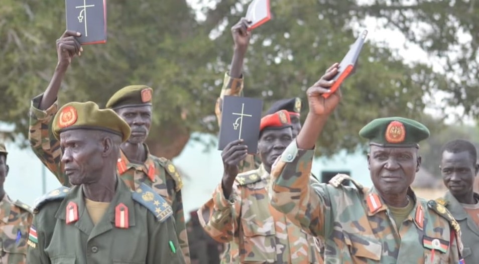 Mais de 400 soldados recebem bíblias e são evangelizados no Sudão do Sul