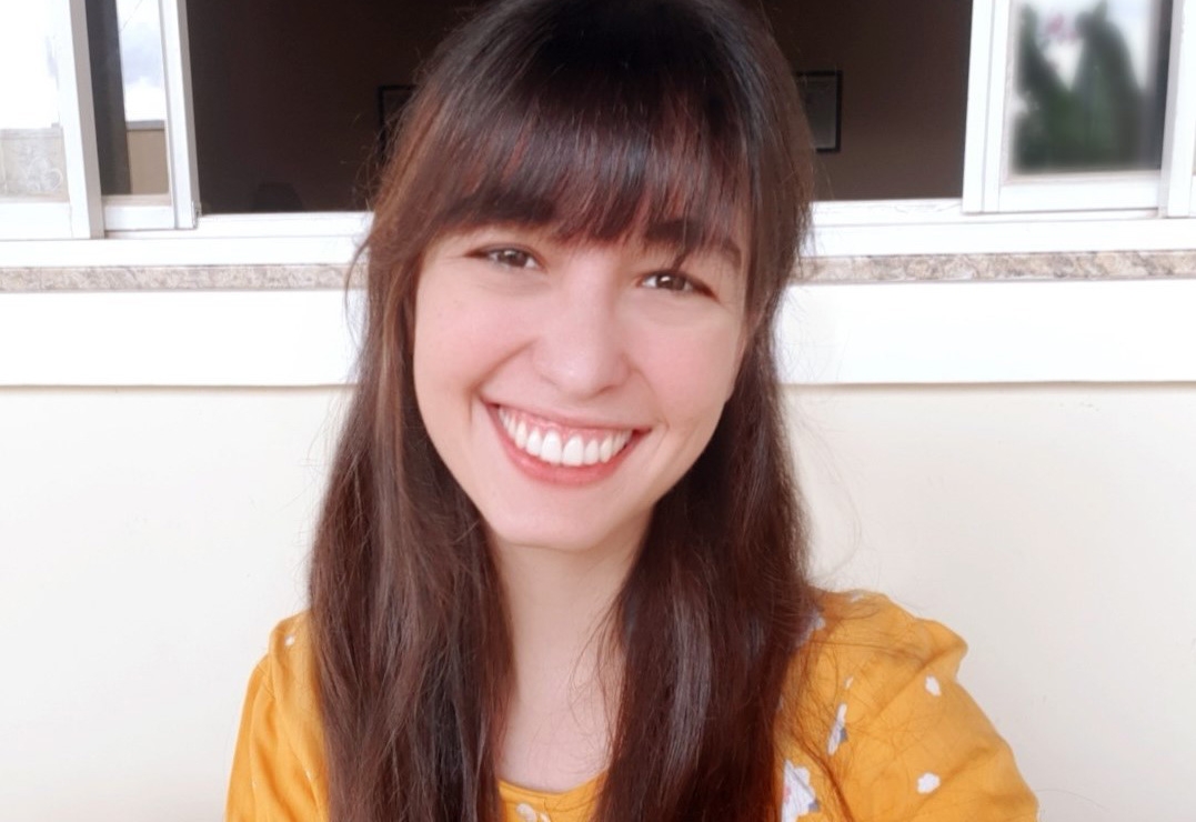 Após 20 anos com dor de cabeça crônica, jovem é curada durante louvor: “Jesus me tocou”