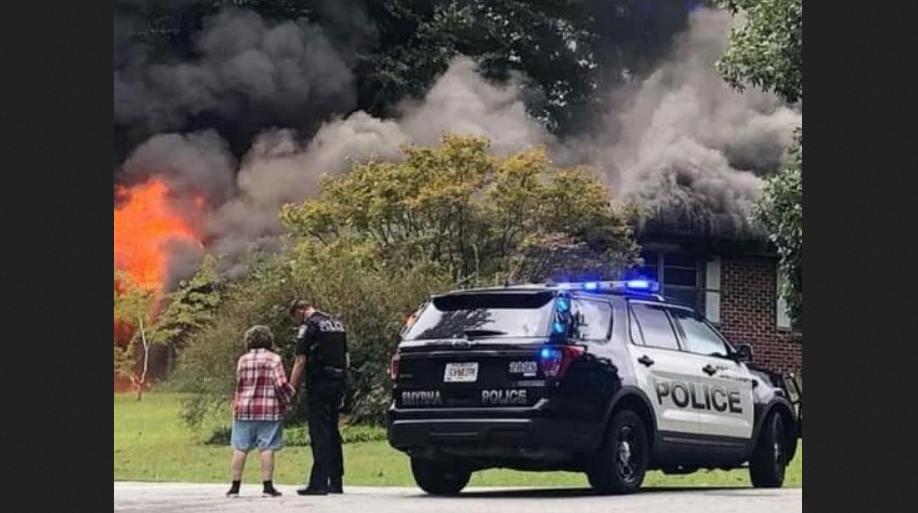 Policial ora e consola mulher que perdeu casa em incêndio, nos EUA