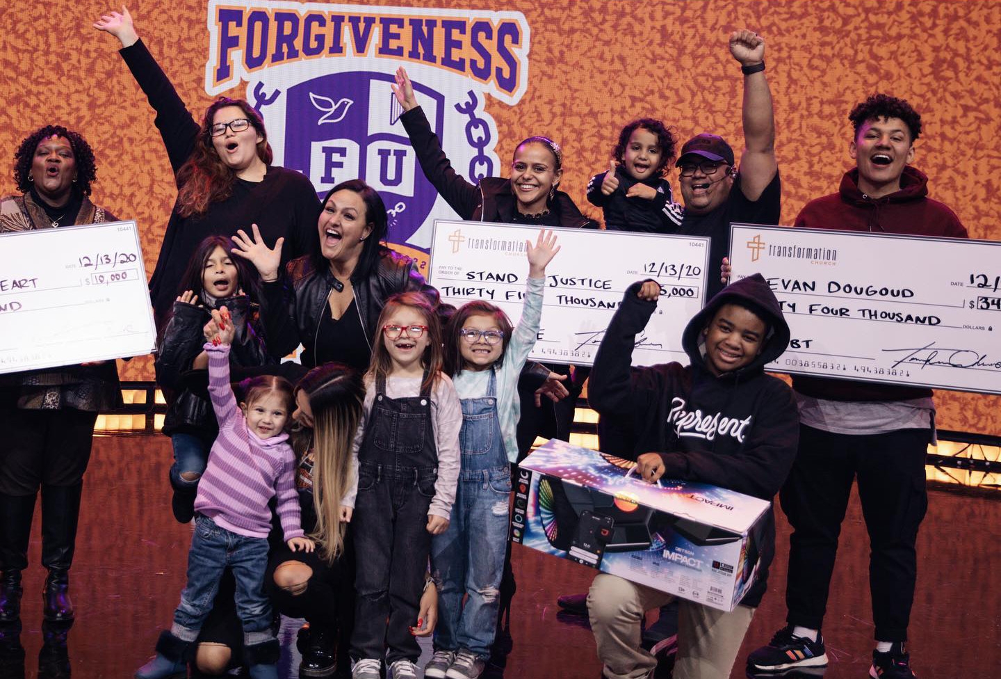 Igreja levanta US$ 3,5 milhões para doar casas, carros e pagar contas de necessitados