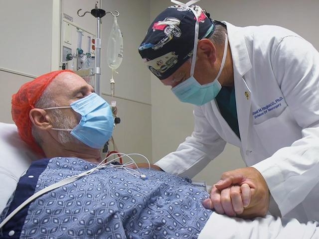 Paciente se entrega a Jesus após receber oração de médico em cirurgia