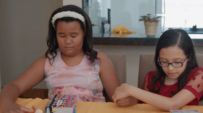 Menina de 9 anos leva amiga ao batismo após fazer estudos bíblicos