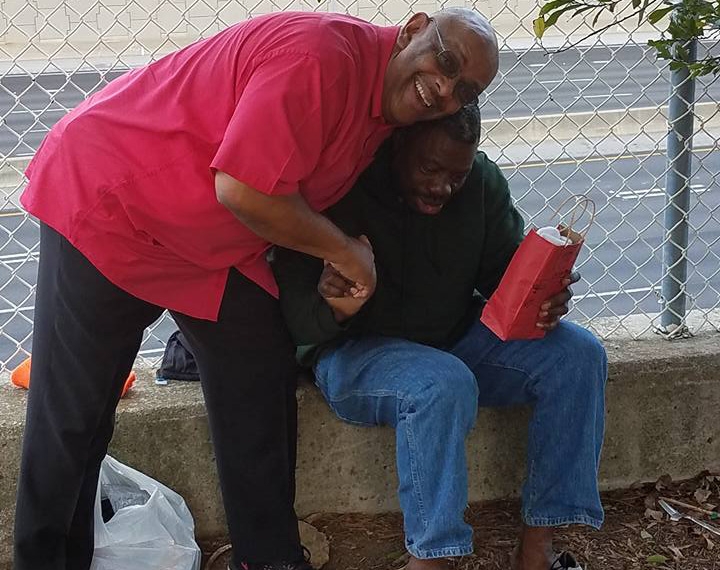 Ex-morador de rua hoje alimenta centenas por dia: “Encontrei meu propósito”