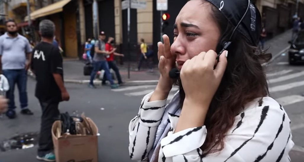 Em lágrimas, jovem prega na Rua 25 de Março: “Jesus morreu para te salvar”