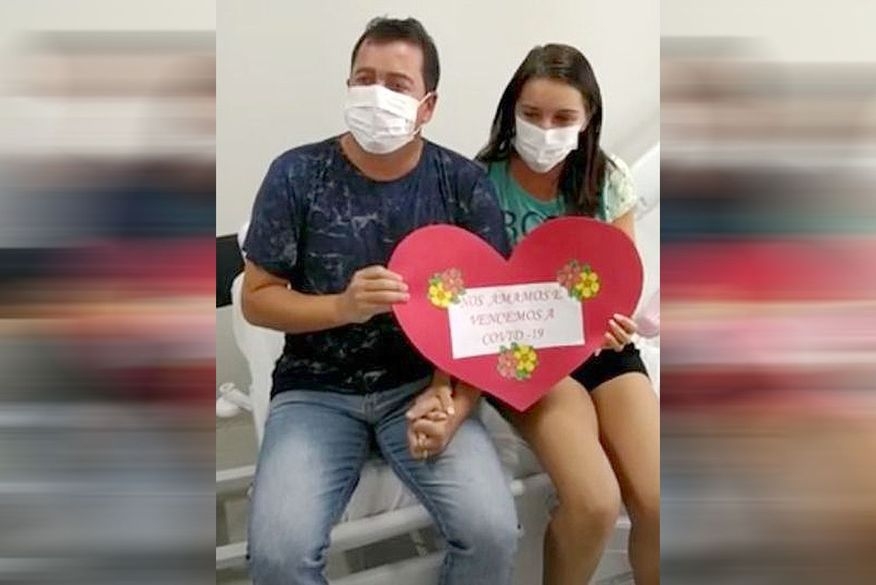 Após ficar curado da Covid-19, casal deixa hospital sob o louvor “Eu Cuido de Ti”