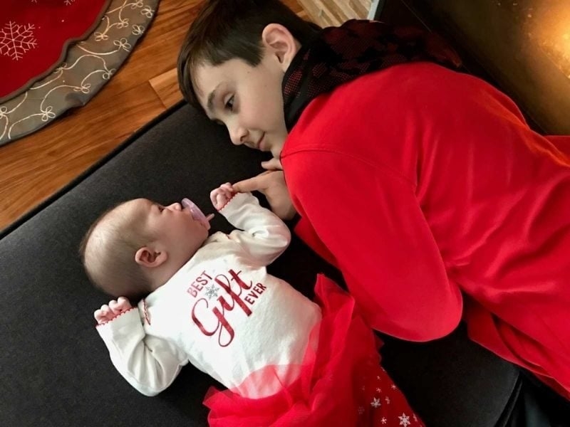Após pedir a Deus uma irmã, garoto é surpreendido com bebê sob árvore de Natal