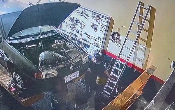 Assaltante devolve itens roubados após vítima se declarar cristã durante roubo