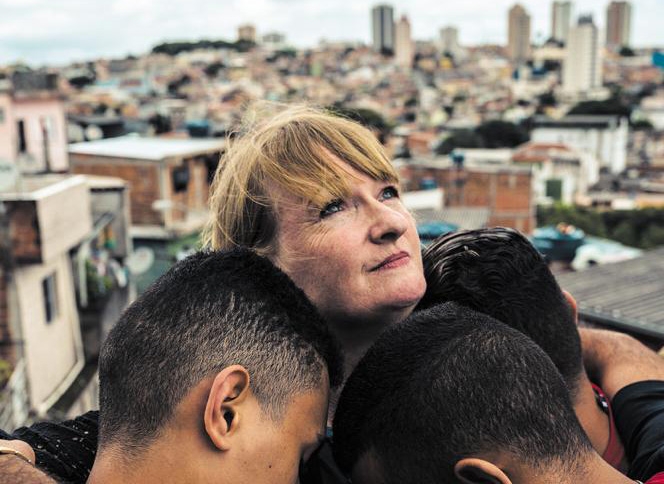 Atriz britânica se torna evangelista em favelas e prisões do Brasil: “Estou no lugar certo”