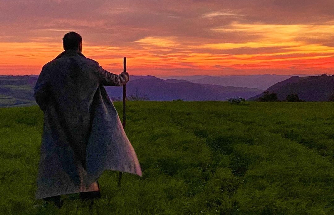 Pastor diz que é preciso enfrentar crises com armas espirituais: “Lute usando a oração”