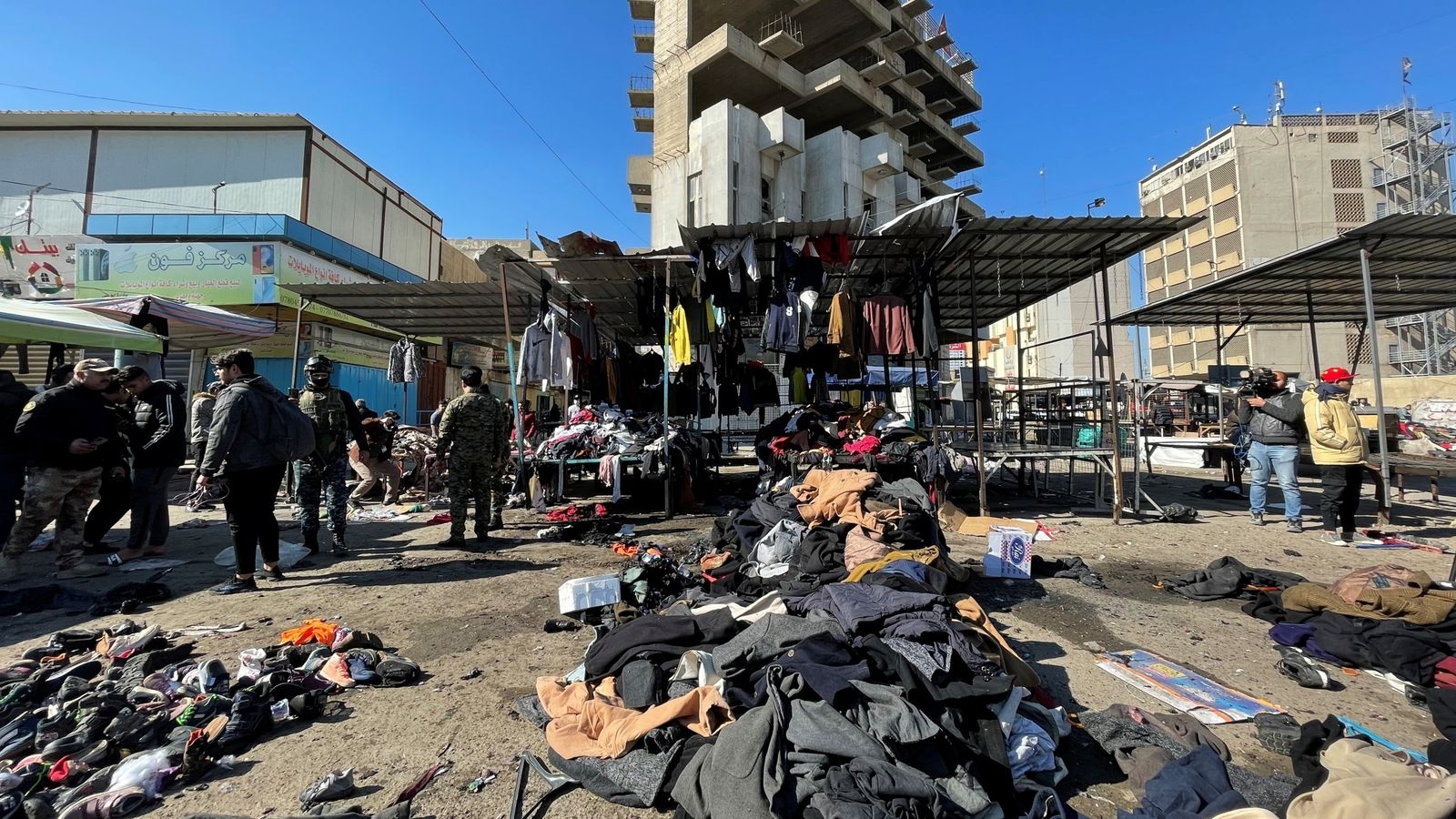 Homens-bomba provocam explosões deixando 32 mortos e mais de 100 feridos em Bagdá