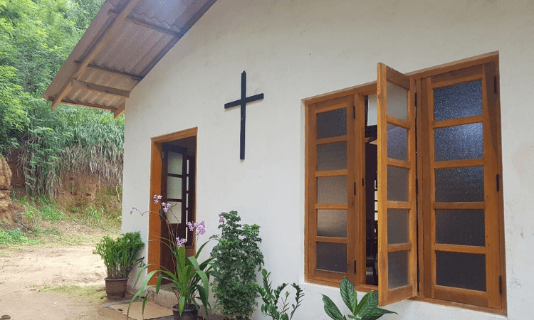 Pastor e esposa são agredidos por multidão após reunião na casa de um cristão, no Sri Lanka