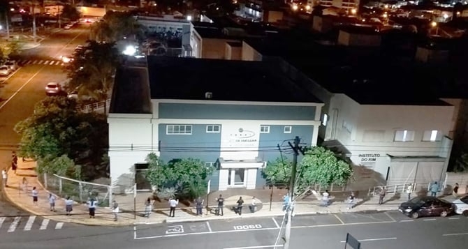 Evangélicos rodeiam hospital para orar: ‘Buscamos a intervenção de Deus’