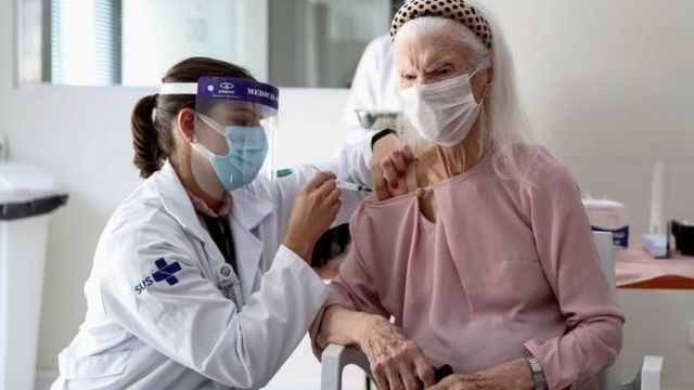 Fura-filas da vacina expõem comportamento egoísta das pessoas